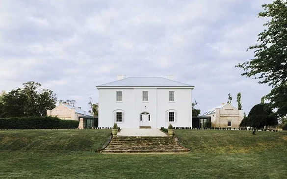 Salah satu bangunan di Symmons Plains Homestead di Perth, Tasmania, Australia menggunakan COLORBOND® untuk atap limasnya.