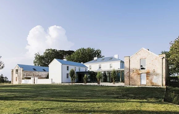 Salah satu bangunan di Symmons Plains Homestead di Perth, Tasmania, Australia menggunakan COLORBOND® untuk atap limasnya