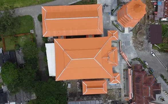 Vihara Buddha Loka di Kab. Deli Serdang, Sumatera Utara menggunakan COLORBOND® untuk atap limas dengan nuansa Asia Timur.